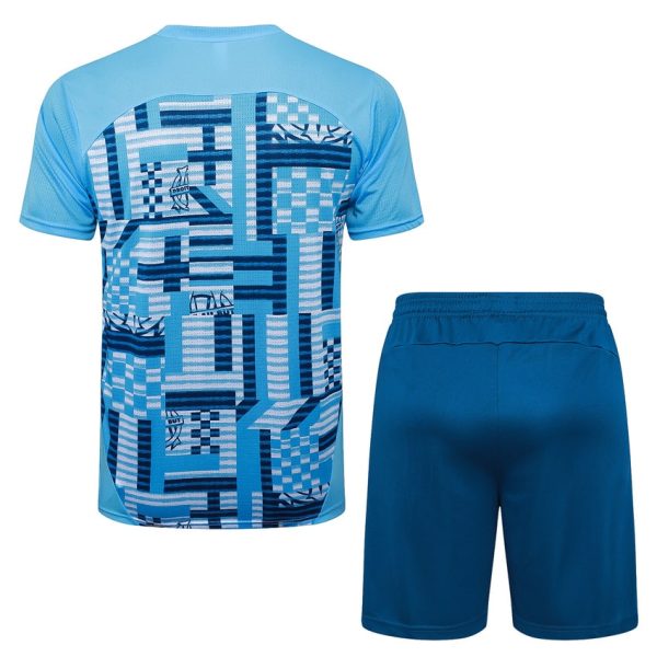 Conjunto de camiseta y pantalones cortos azul cielo OM 2024-2025